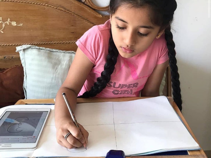 Lockdown Diaries: 'Barrister Babu' Actress Aura Bhatnagar Tries Her Hand At Sketching Lockdown Diaries: 'Barrister Babu' Actress Aura Bhatnagar Tries Her Hand At Sketching