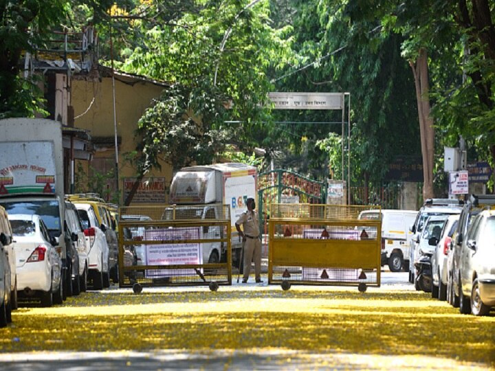 Maharashtra Corona Update: 51-Year-Old Covid-19 Patient Booked For Escaping Mumbai Hopsital 51-Year-Old Covid-19 Patient Escapes Mumbai's Nair Hospital , Booked