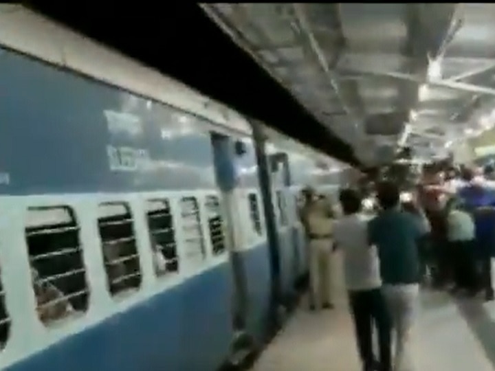 Around 1,200 stranded migrants from Telangana travel to J'khand in special trains run by Railways Lockdown: Railway Runs Its First Special Train To Ferry Stranded Migrants From Telangana To Jharkhand