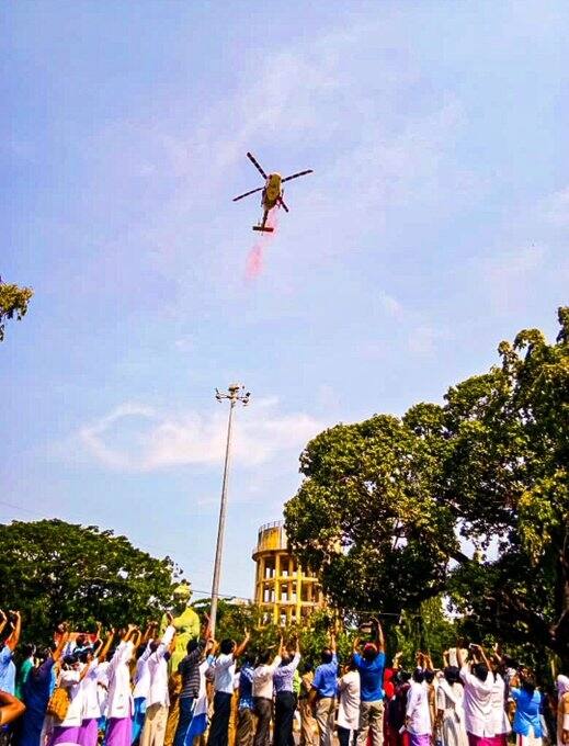 Kerala: Indian Air Force helicopter showers flower petals over Trivandrum Medical College Hospital. (Image: Twitter/@ANI)