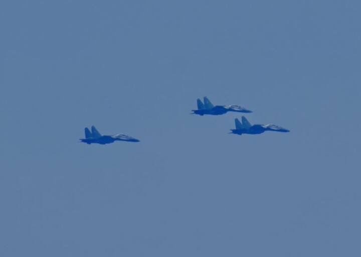 Su-30MKI fighter aircraft presenting aerial salute over Mumbai to express gratitude towards Corona Warriors. Image: twitter/@IAF_MCC.