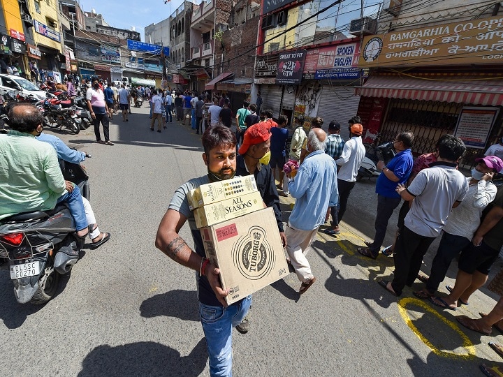 liquor shop, wine shop open in lockdown 3, standalone liquor shop, containment zones in delhi, mumbai Liquor Shops Open Across Country: Crowds Forget Social Distancing - Clap & Perform Aarti; Many Stock Up Bottles