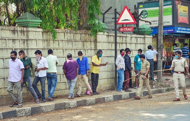 Liquor Vaccine :  2 డోసుల వ్యాక్సిన్ వేసుకున్న వారికే మద్యం అమ్మకం ! ఇక స్ట్రిక్ట్ రూల్స్ అంతే..