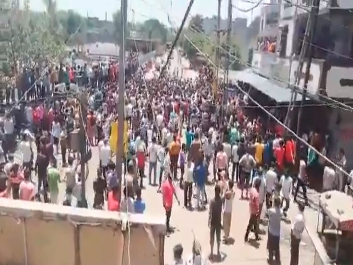 Surat: Video Of Migrant Workers Clash With Police; Coronavirus Outbreak Covid-19 Gujarat WATCH | Stranded Migrant Workers Clash With Police In Surat; Demand To Be Sent Home