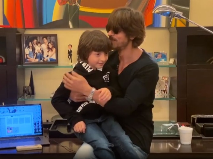 When Shah Rukh Khan's Son AbRam Khan Stole His Thunder During 'I For India' Concert VIDEO When Shah Rukh Khan's Son AbRam Khan Stole His Thunder During 'I For India' Concert