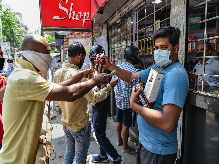 Liquor Shops Set To Remain Open Even During Weekend Lockdown In Uttar Pradesh Weekend Lockdown Not A Concern For Tipplers In UP As Liquor Shops Will Remain Open