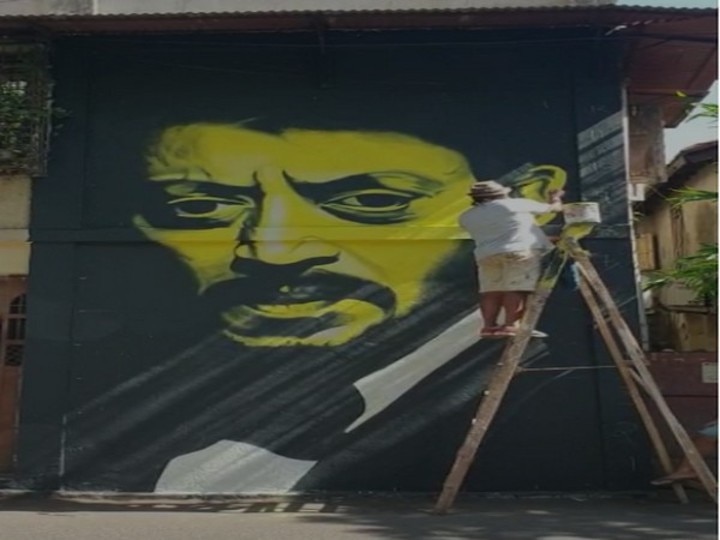 Mumbai Artist Pays Tribute To Irrfan Khan By Making His Huge Mural In Bandra Mumbai Artist Pays Tribute To Irrfan Khan By Making His Huge Mural In Bandra