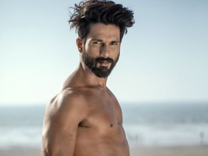 Shahid Kapoor Leaves Fans Drooling As He Goes Shirtless Flaunting His Chiseled Body!  Too Hot To Handle! Shahid Kapoor Leaves Fans Drooling As He Goes Shirtless Flaunting His Chiseled Body!