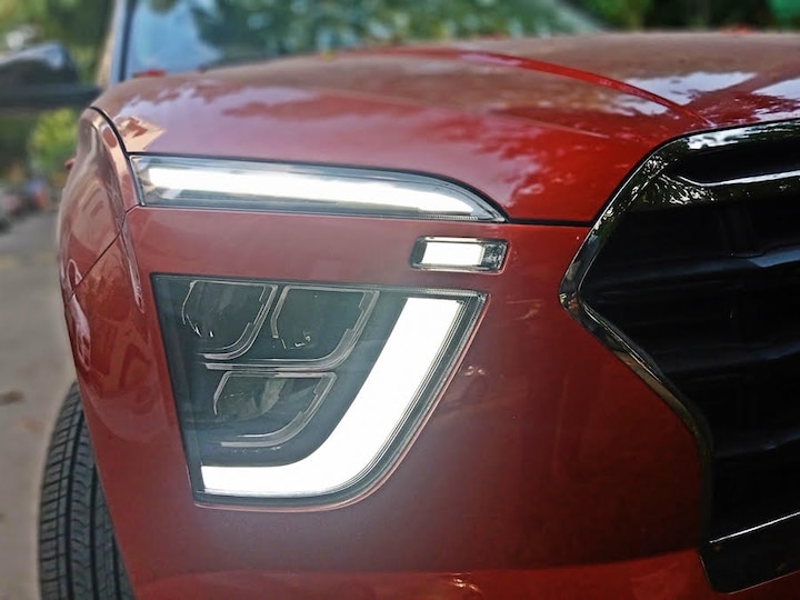 The front is the most polarizing bit with that complex three-part headlamp structure and that huge gaping grille while there is a lot of sculpting and plenty of lines draped all over the car to hold your attention as you turn your gaze around. It's a busy design but I like it in this spec. The turbo petrol gets the black pack and that to my eyes looks a lot better with its various blackened elements like the door mirrors, roof etc while even the (not fake) twin exhausts are a neat touch. A white coloured non-turbo spec with different wheels looks bulbous but with the right colour/trim and wheels, the Creta looks edgy and aggressive-something you could not have said regarding its predecessor.