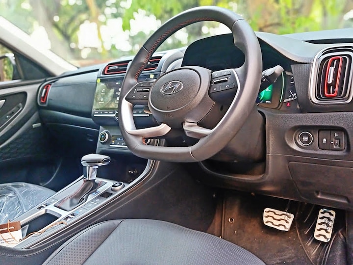 The rather interesting looking steering wheel is aces in our books plus even the instrument cluster with the 7 inch MID gives crystal clear info while analogue bits alongside it works well too. The centre console is neatly stacked with buttons and a large 10.25 inch touchscreen that does not stick out (more on this later). Ergonomically the Creta scores with decent sized door pockets and enough storage places.