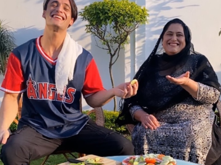 Bigg Boss 13 Asim Riaz Mother Photo Mothers Day 2020 Bigg Boss 13’s Asim Riaz’s Photo With His Mother Will Tug At Your Heart Strings