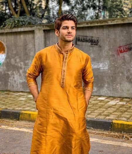 Posing in Indian wear, we can say he can be a good choice for the role of Laxman too just like his father.