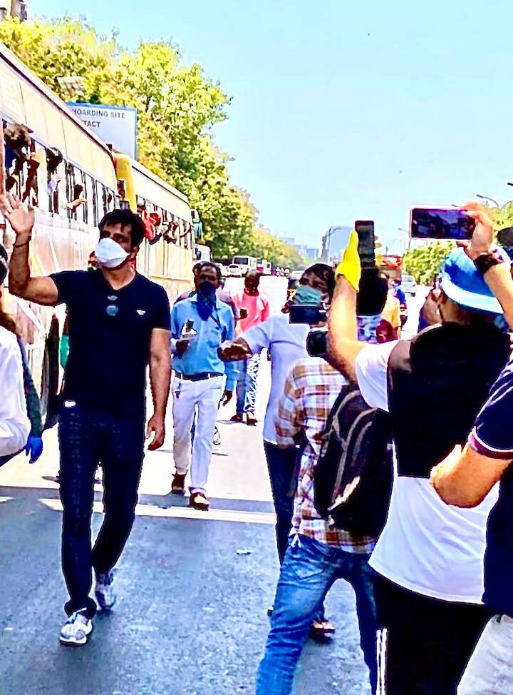 Sonu Sood also ensured that proper food arrangements were made in the bus for the migrant labourers. He visited the bus terminals to bid goodbye to the workers. (Photo- ABP News)