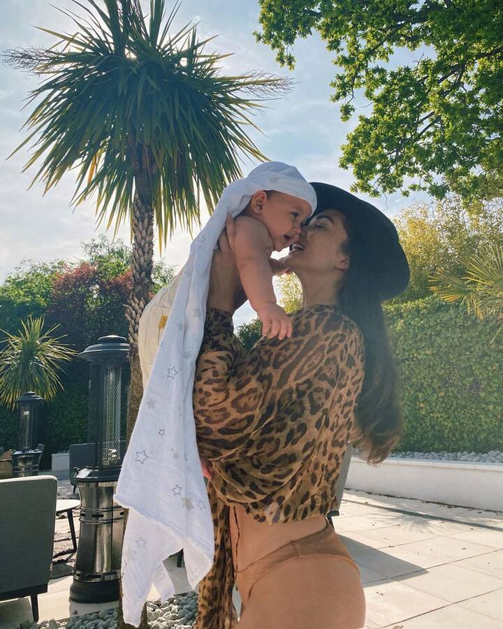 Amy carried her little munchkin in her arms while striking a pose for the camera. The picture will definitely make you say aww.