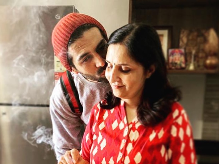 Kartik Aaryan Mom Scolds Actor For Not Sharing Mother's Day Post, Watch Viral Video WATCH: Kartik Aaryan's Mom Scolds Him For Not Sharing Mother's Day Post, Video Goes VIRAL