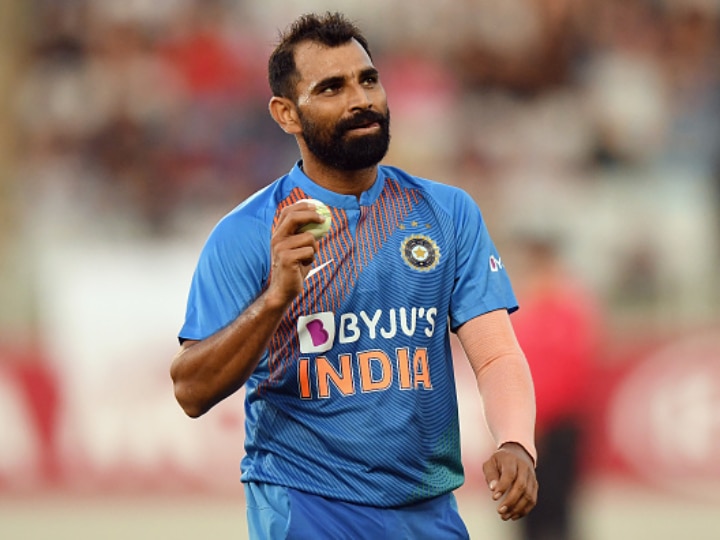 Mohammad Shami Helps Out Poor In UP Amid COVID-19 Crisis; Distributes Masks, Food Packets To Needy WATCH | Shami Extends Help To Poor In UP Amid COVID-19 Crisis By Distributing Masks, Food Packets On NH 24