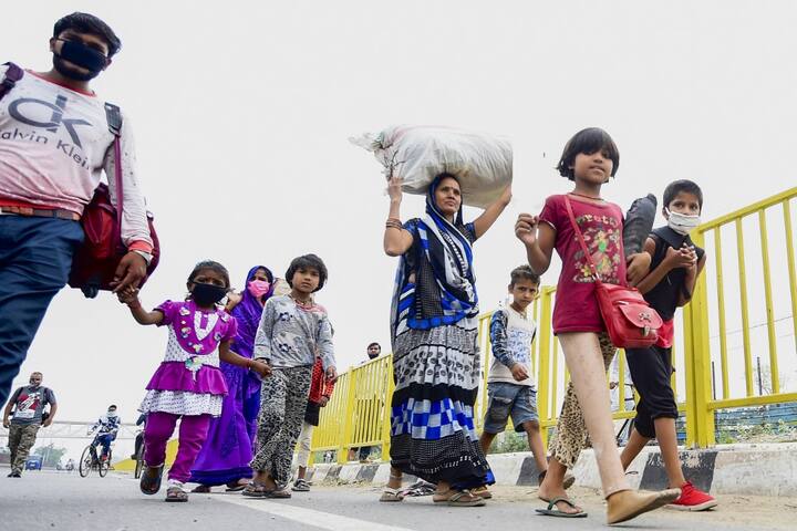 The migrant workers are travelling on the road without any protection from the heat. They are accompanied by their small kids, who are at high risk of contracting COVID-19 or a heat stroke.  (Photo Credit: AFP)