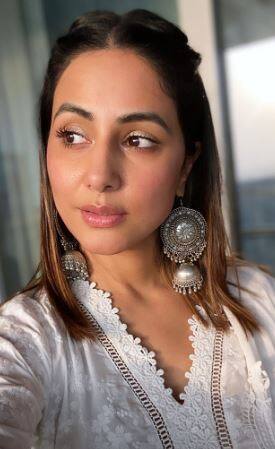 She accessorized her outfit with silver jewelry and her makeup was quite subtle