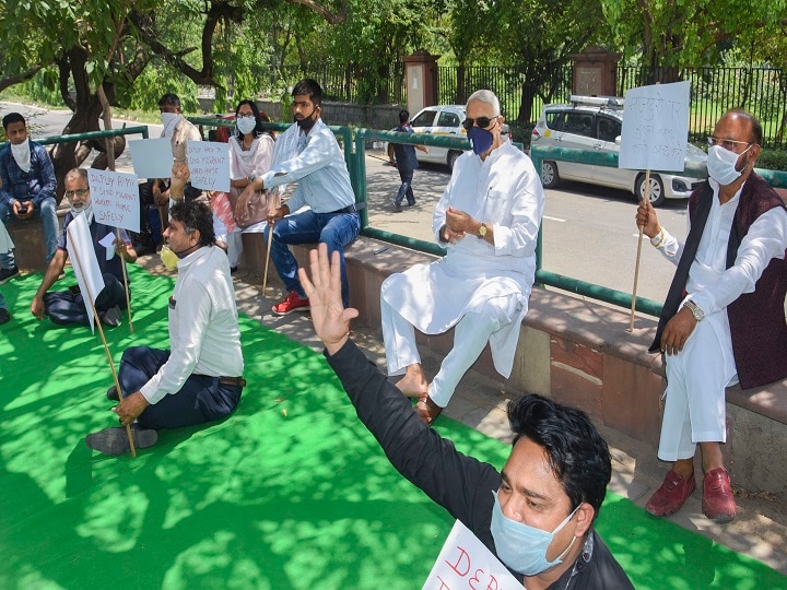 Yashwant Sinha Arrested For Protesting Against Forcible Removal Of Migrants Former FM Yashwant Sinha Arrested In Delhi For Protesting Against Forcible Removal Of Migrants