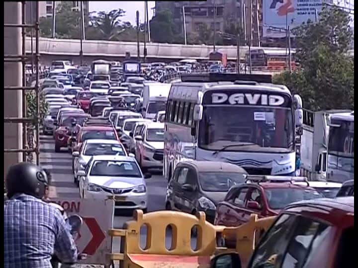 Lockdown 4.0: Pool of vehicles jam pack Western Express Highway of Mumbai. Maharashtra government has allowed the shops and markets to function in Mumbai with staggered timings in place. Customers must maintain a minimum distance of 6 feet from each other. Home delivery of liquor is allowed, however no liquor shops will be open in Mumbai as there is a chance of violation of social distancing norms. Offices in Mumbai have been urged to practice staggered working hours, work from home and regular sanitization procedures(Image: ABP News)