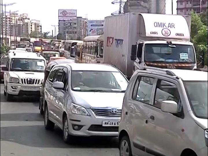  Lockdown 4.0: Traffic surges in Mumbai after Maharastra govt allows intra-state movement of passenger vehicles. Taxis, cabs, auto and e-rickshaw services remain prohibited in red zones, three-wheeler and four-wheeler vehicles with a maximum capacity of two passengers along with the driver will be allowed. Intra-district bus transport to run on 50 per cent capacity. (Image: ABP News)