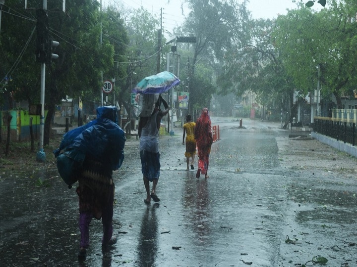 Cyclone Amphan Landfall Begins In West Bengal at 2:30 PM; Rain Showers In Bangladesh Cyclone Amphan: Cyclonic Storm Makes Landfall In West Bengal's Digha Coast; To Hit Kolkata In Evening