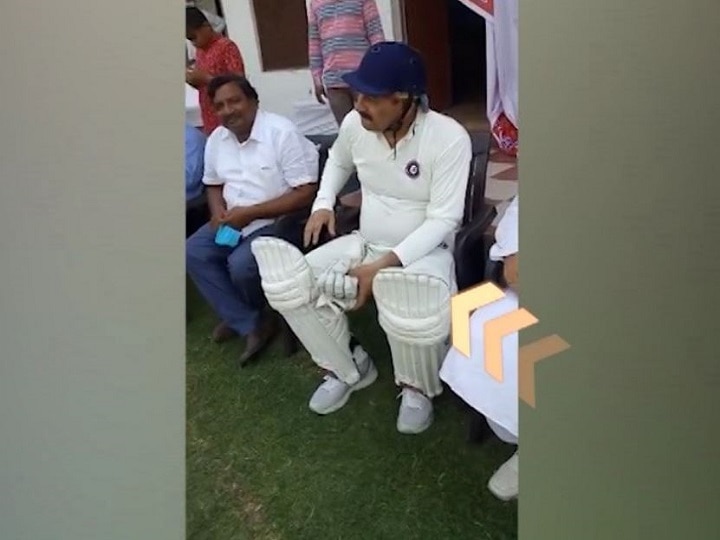 Manoj Tiwari Forgets Social Distancing and Face Mask, Plays Cricket, Sings For Crowd In Haryana WATCH: BJP's Manoj Tiwari Enjoys Cricket & Music With Acolytes, Hits Social Distancing For A Six