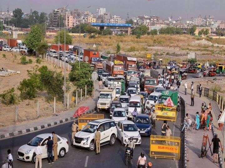 Huge traffic emerged at the Delhi-Ghaziabad border after it was sealed by the authorities due to surge in coronavirus cases. (Image PTI)