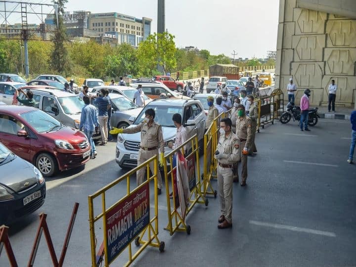 Police at the border checkpost stopped vehicles to check e-passes before allowing anyone to pass, which led to the long traffic queue at the Delhi-Ghaziabad border. The decision to seal the border before people could return from work led to confusion and chaos among the commuters. (Image: PTI)