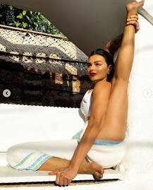 Naagin Actress Aashka Goradia Latest PICS Doing YOGA Will Leave You Both Jaw-Dropped & Inspired In Lockdown!