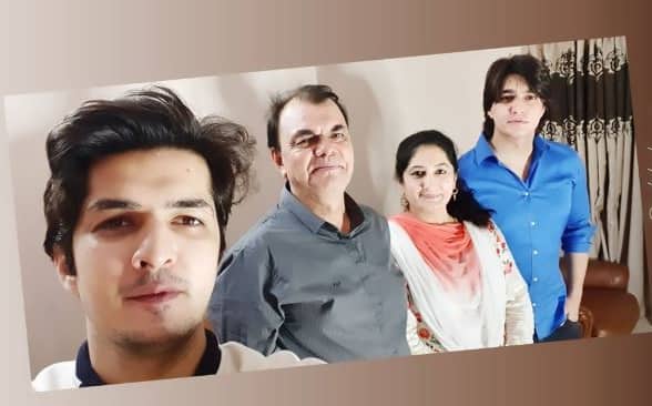 Mohsin with his brother & parents posing for a perfect family click