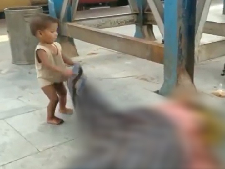 Toddler Pulls At A Blanket To Wake Dead Mother In Bihar Railway Toddler Pulls Blanket To Wake Dead Mother At Bihar's Muzaffarpur Railway Station As Migrant Crisis Continues
