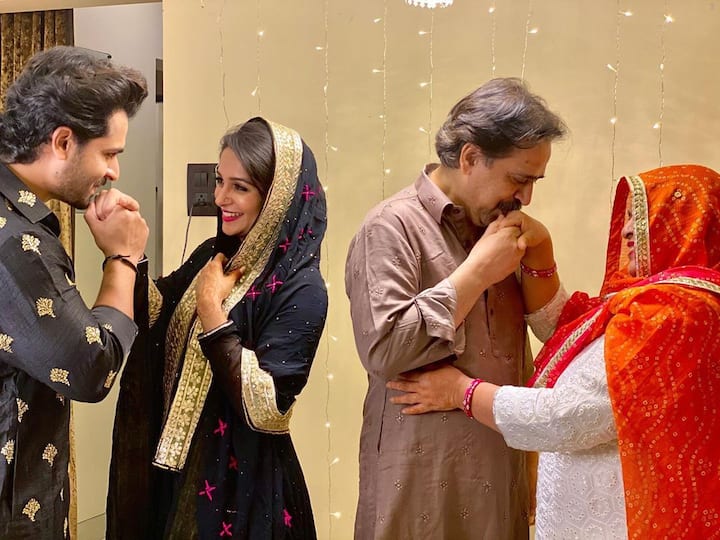 Dipika and Shoaib posed for the ‘Perfect Romantic Picture’. They were joined by Shoaib’s parents, who also showed their swag. Isn’t the photo adorable? This is what you call a perfect family. 