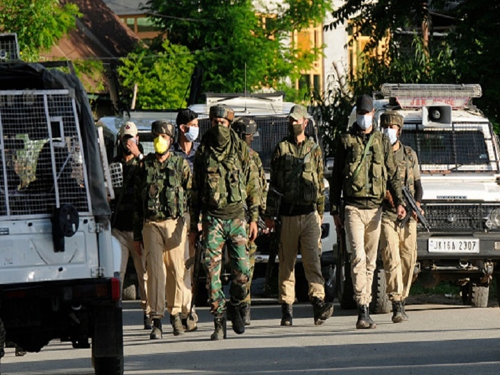 Jammu And Kashmir: 2 Militants Arrested By Handwara Police Hizbul Mujahideen Pulwama Attack Two Militant Associates Arrested By Security Forces In J&K's Handwara; Arms, Ammunition Recovered