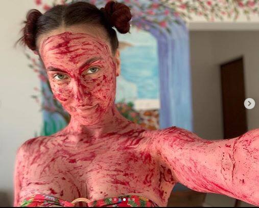 Can you guess the lady? 