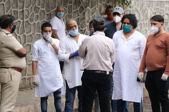 Wajid’s brother Sajid Khan bid him a teary farewell at his funeral. The music composer got emotional at his last rites. (PIC Credit: Manav Manglani)