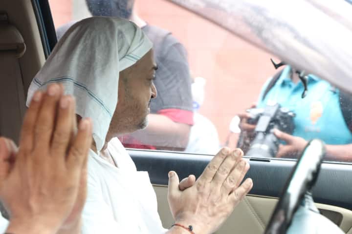 Sajid Khan was consoled by his friends as he got emotional during his brother's funeral. (PIC Credit: Manav Manglani)