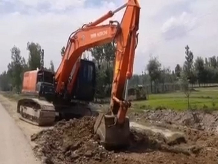 Air Force constructs emergency landing airstrip on NH-44 in J&K Emergency Landing Airstrip Comes Up On NH-44 In South Kashmir