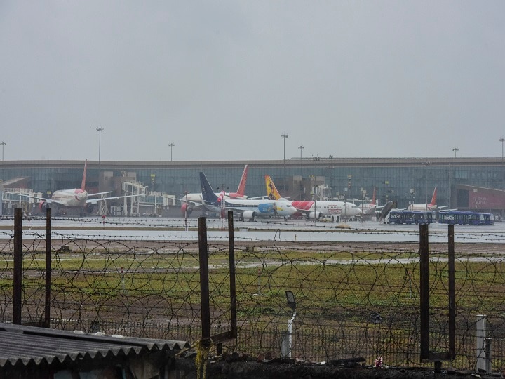 WATCH | Cyclone Nisarga FedEx Cargo Plane Skids Off Mumbai Airport Runway WATCH | Major Accident Averted As FedEx Plane Skids Off Mumbai Runway Due To Cyclone Nisarga