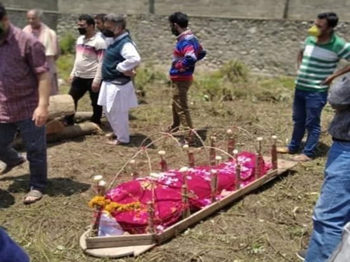 Muslim Neighbours Perform Last Rites Of Deceased Pandit Woman In J&K's Bandipora Amid Covid-19 Lockdown Muslim Neighbours Perform Last Rites Of Deceased Kashmiri Pandit Woman Amid Covid-19 Lockdown