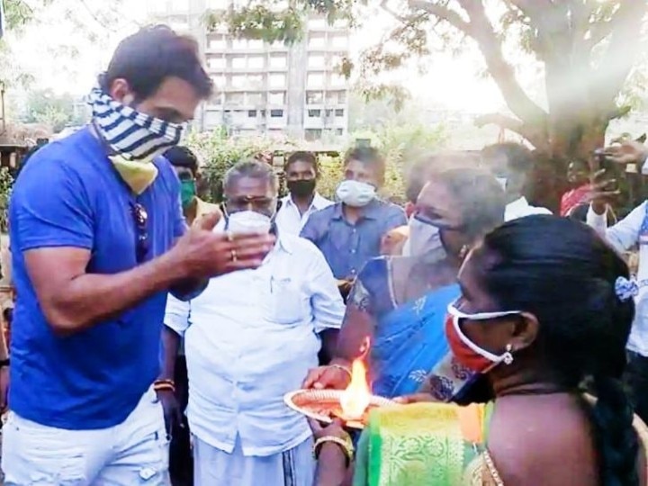 Watch: Idli Vendors Honour Sonu Sood With Aarti As He Send Them Back Home To Tamil Nadu! Watch: Idli Vendors Honour Sonu Sood With Aarti As He Send Them Back Home To Tamil Nadu!