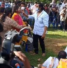 Chiranjeevi Sarja Funeral: Pregnant Wife Crying Inconsolably Over Her Dead Husband’s Body Will Break Your Hearts, Popular Actors Pay Their Last Respects!
