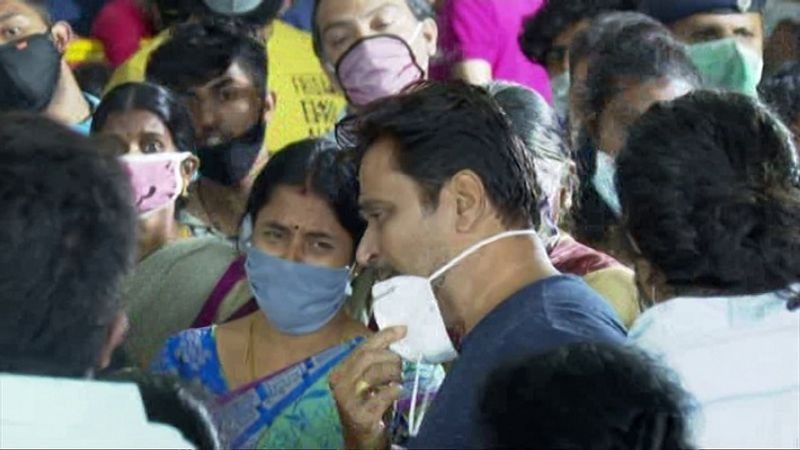 Chiranjeevi Sarja Funeral Pregnant Wife Crying Inconsolably Over Her Dead Husband S Body Will Break You Hearts Popular Actors Pay Their Last Respects