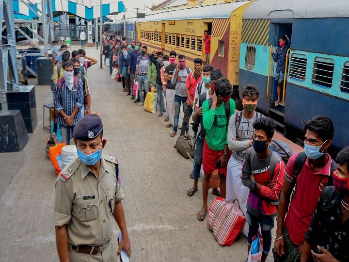 Beware of fraudsters! Railways probe fake duo trapping migrants to pay for fare Beware Of Fraudsters! Railways Probe Fake Duo Fleecing Fare From Migrants
