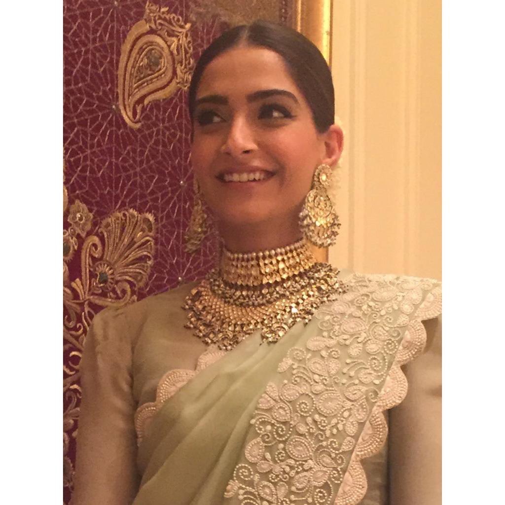 Sonam kapoor choker on sale necklace