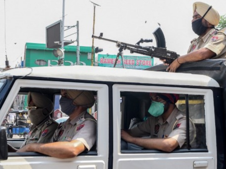 Punjab Police Arrests Two LeT Operatives For Smuggling Arms In Kashmir; Ten Hand Grenades Seized Punjab Police Arrests Two LeT Operatives For Smuggling Arms In Kashmir; Ten Hand Grenades Seized
