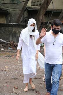 IN PICS: Sushant Singh Rajput’s Girlfriend Rhea Chakraborty Looks Devastated As She Arrives At Cooper Hospital Before Actor’s Last Rites!