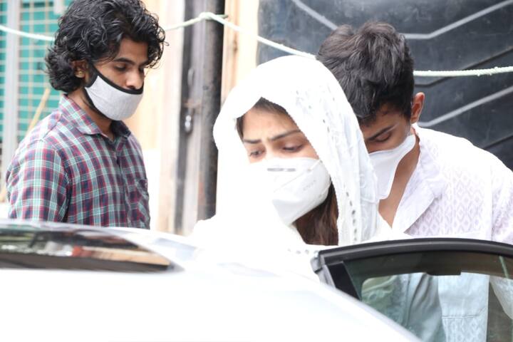Sushant's last rites will be performed soon as his family arrives in Mumbai.