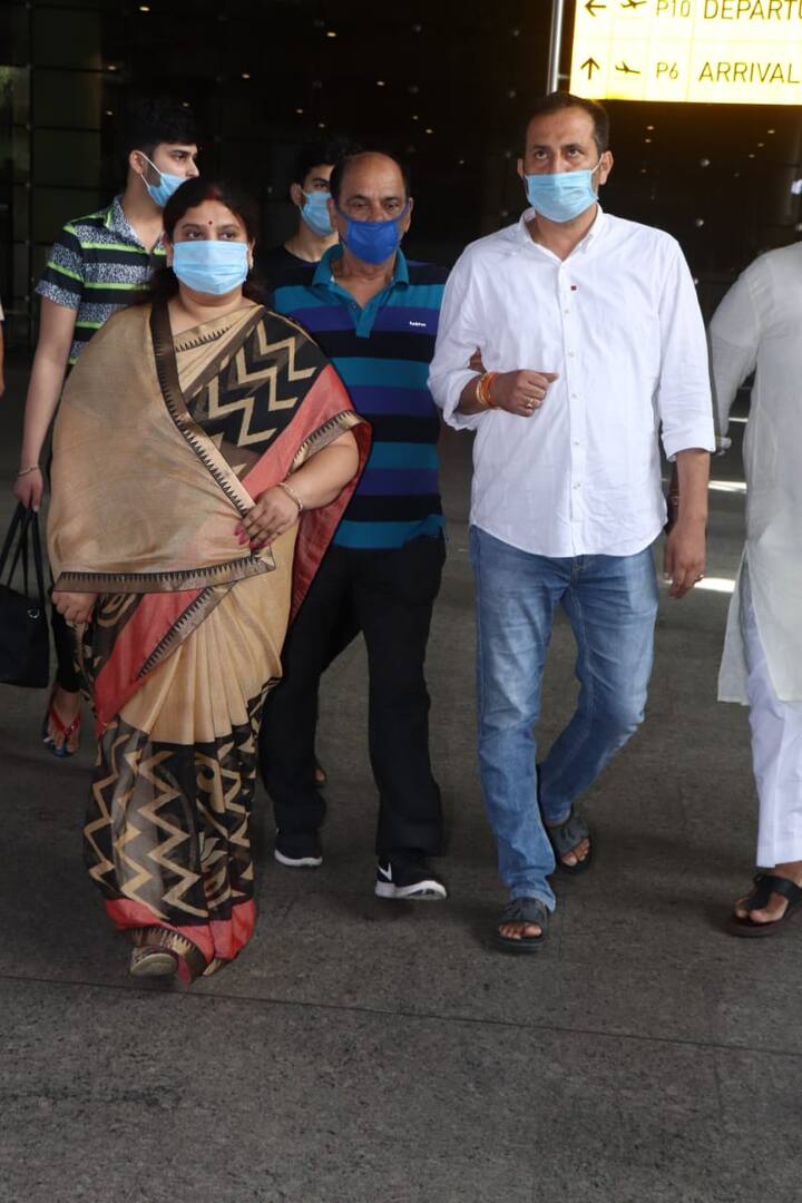  SushantSinghRajput’s father Krishna Kumar Singh (in blue t-shirt) with close family members snapped at the Mumbai airport as they arrive from Patna for the actor’s last rites