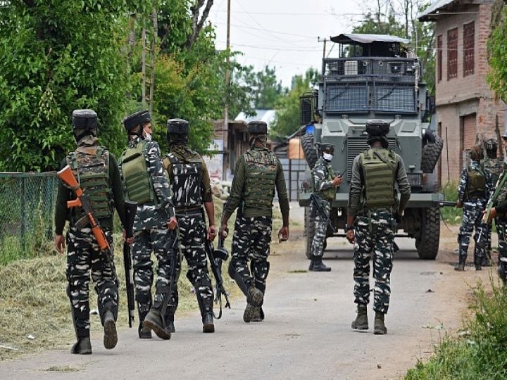J&K: Two Newly Recruited Militants Surrender Before Forces In Sopore, 'Parents Convinced Their Sons To Lay Weapons' J&K: Two Newly Recruited Militants Surrender Before Forces In Sopore, 'Parents Convinced Their Sons To Lay Weapons'